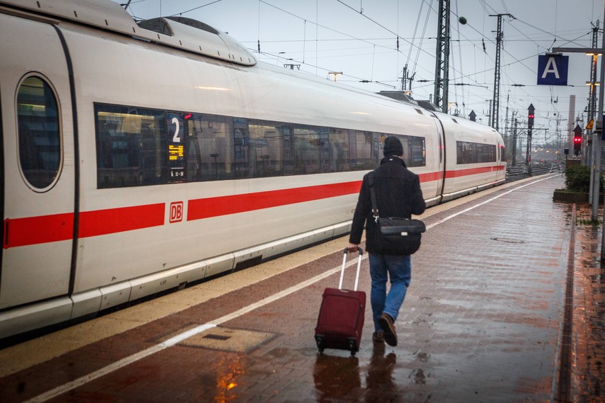 DEU, Deutschland, Nordrhein-Westfalen, Dortmund, 09.12.2018: Dortmund-Hauptbahnhof - Intercity Express Zug der Deutschen Bahn *** DEU Deutschland Nordrhein Westfalen Dortmund 09 12 2018 Dortmund Centr ...