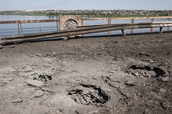 Ukraine-Konflikt, von Artillerie beschädigte Brücke in Cherson KHERSON, UKRAINE JULY 20, 2022: A view of Antonovsky road bridge across the Dnieper River, damaged by Ukrainian missiles on July 19 and 2 ...