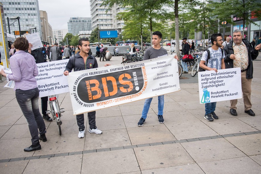Berlin BDS-Kundgebung gegen Hewlett-Packard Kundgebung gegen den Verkauf von Hewlett Packard-Geraeten bei Saturn. Etwa 20 Mitglieder antiisraelische BDS-Bewegung hielten am Dienstag den 25 Juli 2017 e ...
