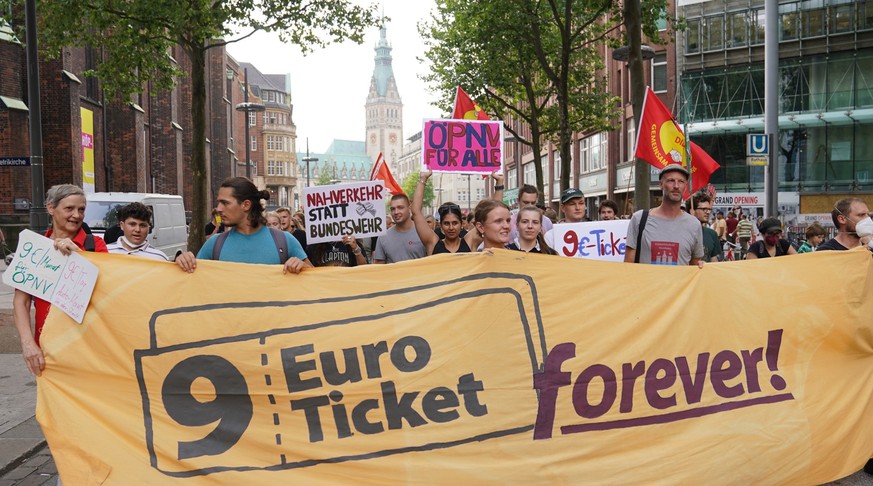 dpatopbilder - 26.08.2022, Hamburg: Teilnehmer einer Demonstration des Bündnisses «9-Euro-Ticket-forever!» gehen durch die Innenstadt. Das Bündnis setzt sich für einen dauerhaft günstigen Nahverkehr e ...