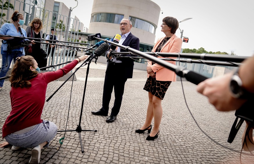 25.08.2020, Berlin: Norbert Walter-Borjans, Bundesvorsitzender der SPD, und Saskia Esken, Bundesvorsitzende der SPD, geben vor dem Koalitionsausschuss am Bundeskanzleramt ein Pressestatement. Themen d ...