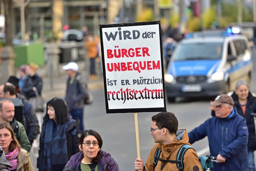 Teilnehmer einer Demonstration der Querdenkerbewegung in Frankfurt am Main. Seit November und Dezember 2021 bekam die Querdenker Szene erneuten Aufwind durch steigende Inzidenzwerte und damit verbunde ...