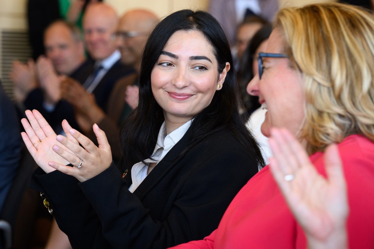 07.05.2025, Berlin: Reem Alabali-Radovan (l, SPD), die neue Bundesministerin f