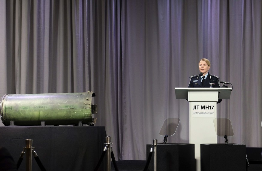 Die Ermittler präsentieren einen Teil der russischen Buk-Rakete, die nach ihren Erkenntnissen das Flugzeug MH17 im Juli 2014 getroffen hat.