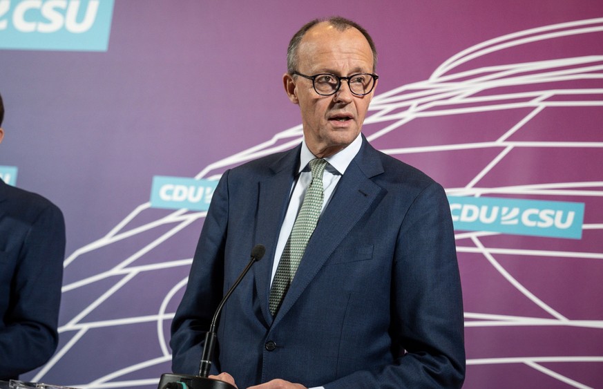 22.11.2022, Berlin: Friedrich Merz (r), CDU-Bundesvorsitzender, steht neben Alexander Dobrindt, CSU-Landesgruppenchef, bei einem Statement zum Bürgergeld. Foto: Michael Kappeler/dpa +++ dpa-Bildfunk + ...