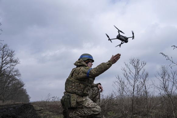 22.02.2023, Ukraine, Wuhledar: Ein ukrainischer Soldat der Jagdbrigade «68 Oleksa Dovbush» startet eine Drohne an der Frontlinie. Foto: Evgeniy Maloletka/AP/dpa +++ dpa-Bildfunk +++