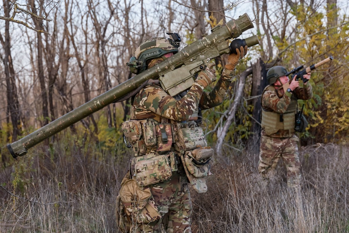 RUSSIA, KHERSON REGION - OCTOBER 31, 2025: Russian Army Group Dnepr 98th Airborne Division servicemen armed with Verba surface-to-air missile man-portable air-defence systems on a combat alert mission ...
