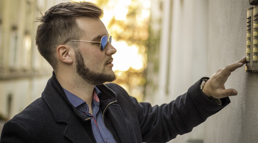 Man is visiting his firend, rings doorbell