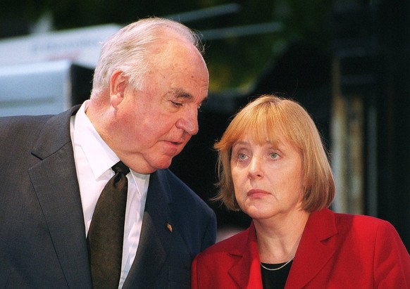 Helmut Kohl, Angela Merkel Deu, Berlin, 02.10.2001 Exbundeskanzler Helmut Kohl und CDU-Bundesvorsitzende Angela Merkel, auf der CDU-Kundgebung zum Tag der Deutschen Einheit. Dr. Helmut Kohl, former Ch ...