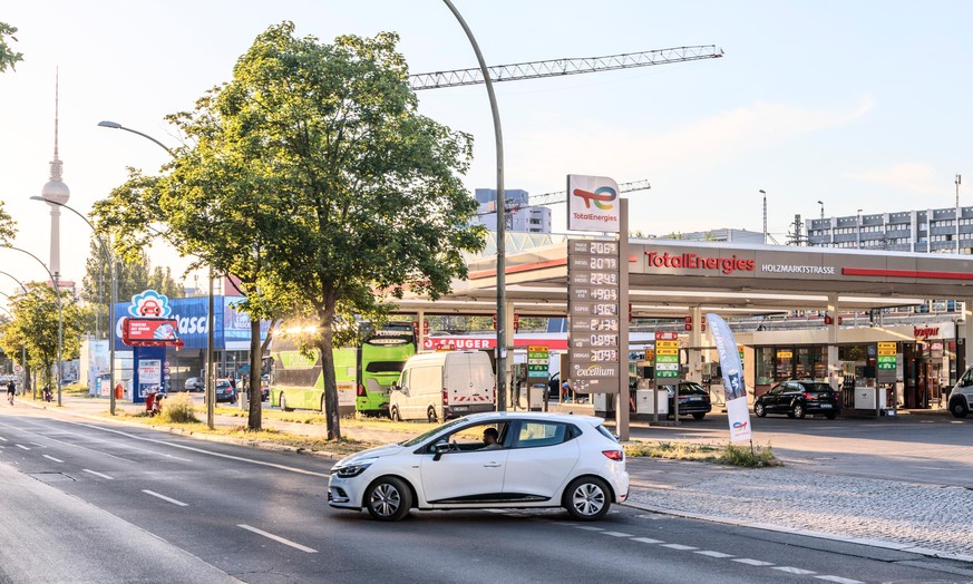 Ein Autofahrer fährt am Morgen aus einer Total Tankstelle. Trotz Tankrabbatt steigen die Dieselpreise weiter an. Benzin ist nur minimal günstiger geworden.