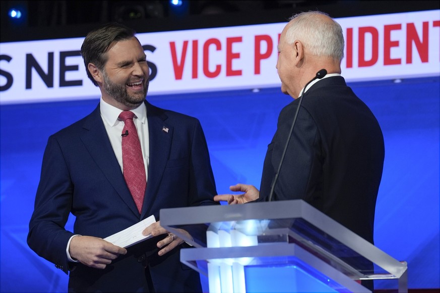 01.10.2024, USA, New York: Der republikanische Vizepräsidentschaftskandidat J.D. Vance (l) spricht mit dem demokratischen Vizepräsidentschaftskandidaten Tim Walz nach der von CBS News veranstalteten V ...