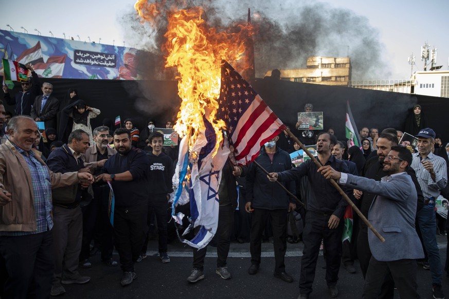 Iran: Anti-Israel rally Iranian protestors burn Israeli and U.S flags during an anti-Israel rally at Enqelab-e-Eslami Islamic Revolution Sq. in Tehran, Iran, Wednesday, Oct. 18, 2023. Tehran Tehran Ir ...