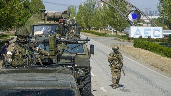 ARCHIV - 01.05.2022, Ukraine, Enerhodar: Ein russischer Milit