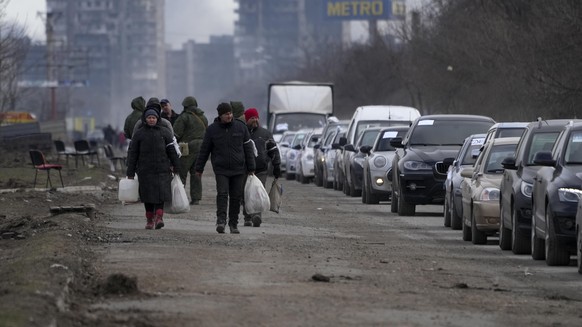 Zivilisten verlassen Mariupol.