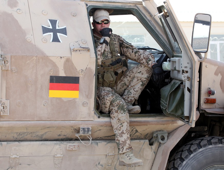 ARCHIV - 22.08.2011, Afghanistan, Kundus: Ein Soldat der Bundeswehr sitzt auf dem Gel�nde des Police-Trainings-Camps (PTC) in einem gepanzerten Fahrzeug Dingo. (Zu dpa �Dauereinsatz in Afghanistan? -  ...