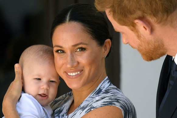 FILE PHOTO: Britain&#039;s Prince Harry and his wife Meghan, Duchess of Sussex, holding their son Archie, September 25, 2019. REUTERS/Toby Melville/File Photo/File Photo