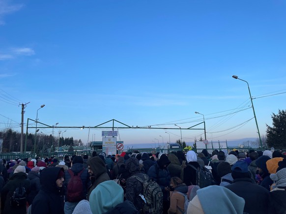 Menschen warten an der Grenze darauf, die Ukraine zu verlassen