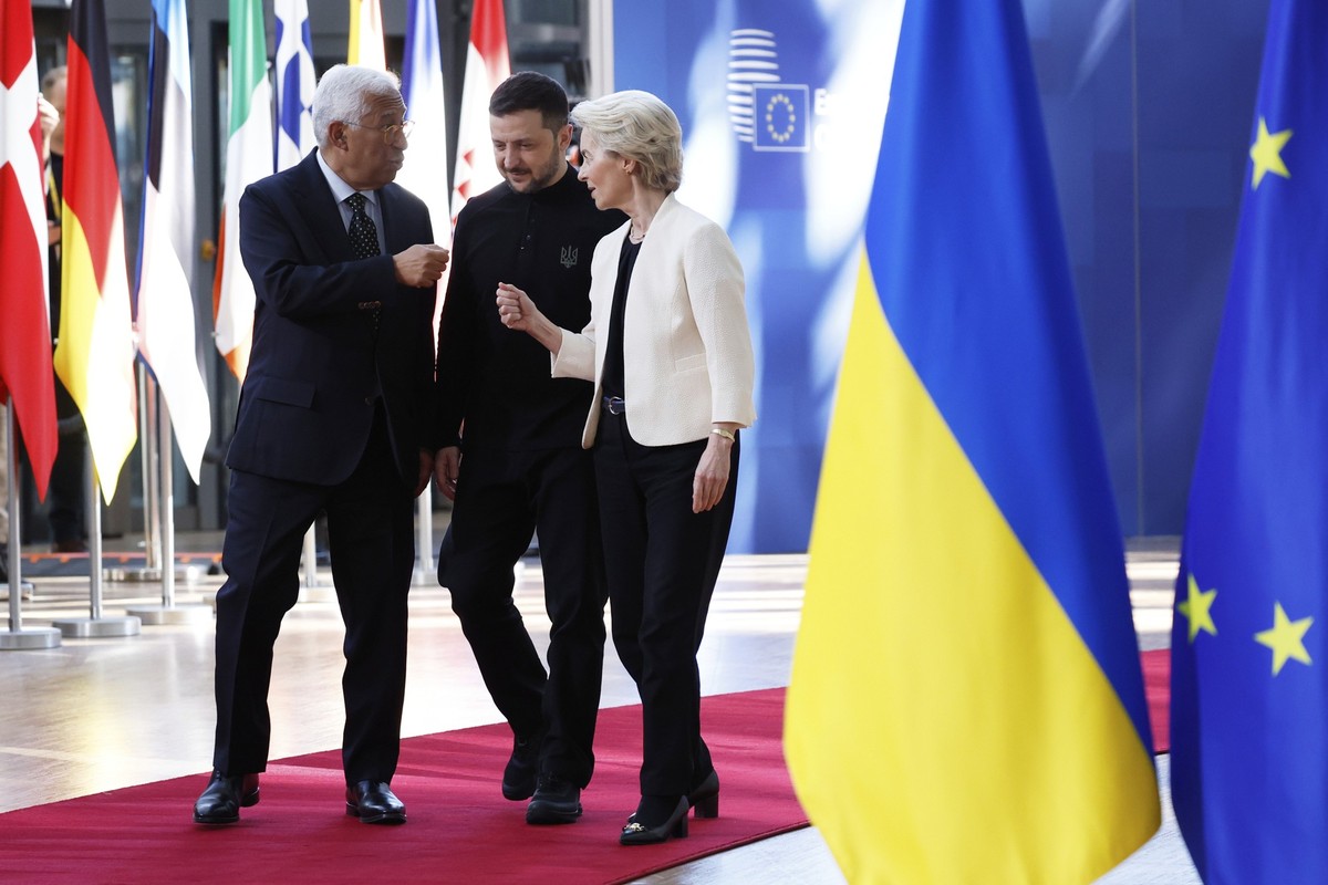 FILE - From left, European Council President Antonio Costa, Ukraine&#039;s President Volodymyr Zelenskyy and European Commission President Ursula von der Leyen arrive for an EU Summit at the European  ...