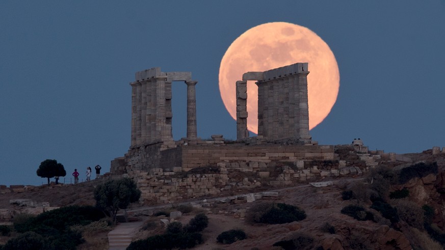 29.05.2018, Griechenland, Sounion: Der volle Mond geht hinter dem antiken Marmortempel des Meeresgottes Poseidon am Kap Sounion auf. Foto: Petros Giannakouris/AP/dpa +++ dpa-Bildfunk +++