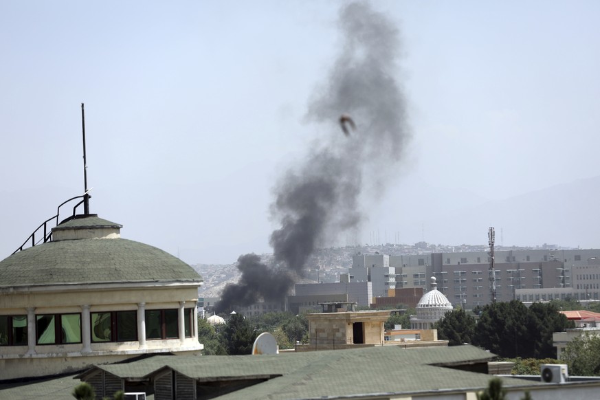 15.08.2021, Afghanistan, Kabul: Neben der US-Botschaft in Kabul steigt Rauch auf. Taliban-K