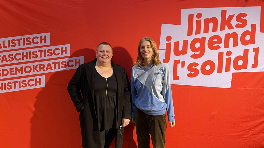 Momo Eich (r.) und Lena Reinhardt (l.) sind zwei von insgesamt sieben neuen Sprecher:innen der Linksjugend. Auf dem Bundeskongress in Magdeburg wurden sie von den Mitgliedern gewählt.