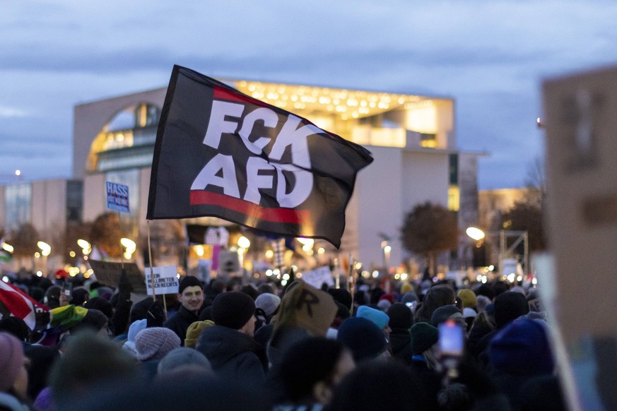 Demonstranten bei der Demo - Demokratie verteidigen - Zusammen gegen Rechts - , vor dem Reichstag Berlin, 21.01.2024. FCK AfD, Fuck Berlin Deutschland *** Demonstrators at the demo Defending democracy ...