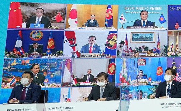 14.11.2020, Südkorea, Seoul: Moon Jae-in, Präsident von Südkorea (r, oben im Bild) nimmt mit Yoshihide Suga (M, oben im Bild), Premierminister von Japan, und Li Keqiang (l, oben im Bild), Premierminis ...