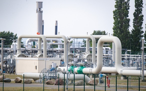 ARCHIV - 25.07.2022, Mecklenburg-Vorpommern, Lubmin: Rohrsysteme und Absperrvorrichtungen in der Gasempfangsstation der Ostseepipeline Nord Stream 1 und der
