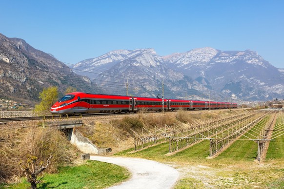Avio, Italien - 25. März 2022: Frecciarossa FS ETR 1000 Hochgeschwindigkeitszug von Trenitalia auf der Brennerbahn bei Avio, Italien.