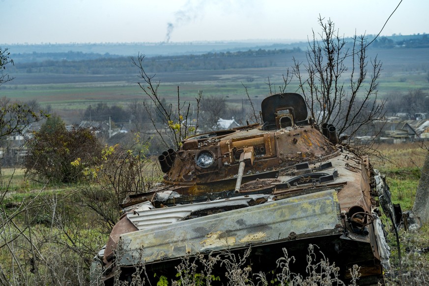 09.11.2022, Ukraine, Archanhelske: Ein zerst