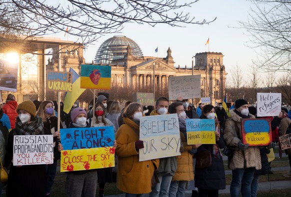 Teilnehmer einer Demonstration zur Unterstützung der Ukraine am Montag, vor dem Bundeskanzleramt in Berlin.