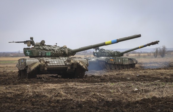 dpatopbilder - 05.04.2023, Ukraine, Saporischschja: Panzer der ukrainischen Armee sind bei einer Übung auf einem Militärstützpunkt zu sehen. Foto: Kateryna Klochko/AP/dpa +++ dpa-Bildfunk +++