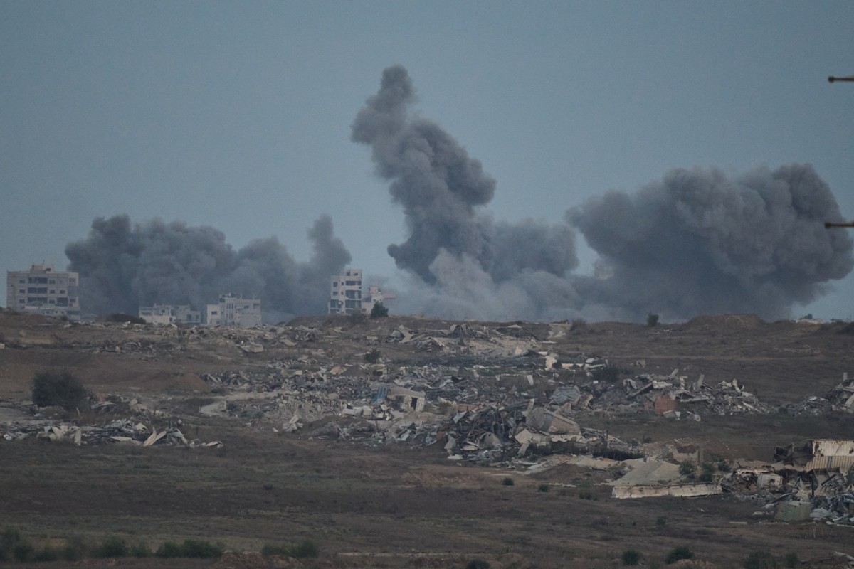 Smoke rises to the sky following an Israeli military strike in the northern Gaza Strip, as seen from southern Israel, Monday, Oct. 6, 2025. (AP Photo/Leo Correa)