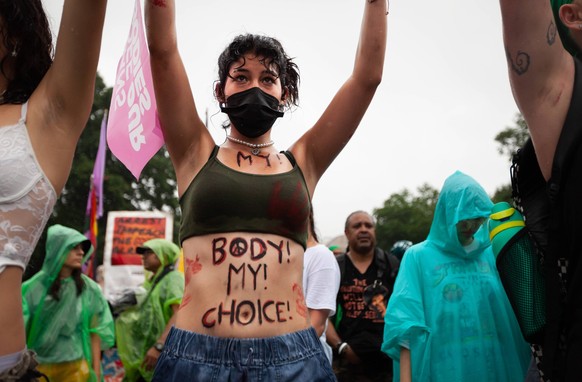 Eine junge Frau demonstriert gegen das Abtreibungsverbot vor dem Weißen Haus in Washington DC.