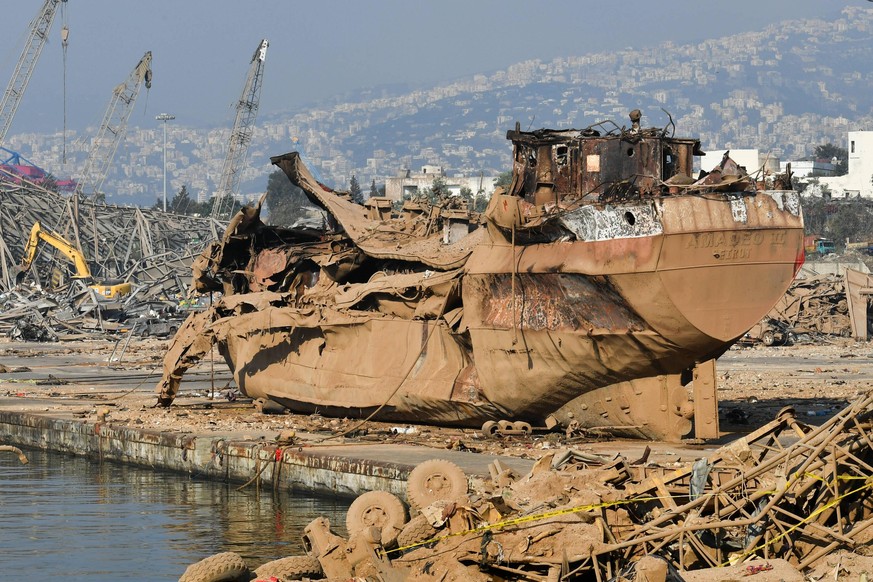 Ein Schiffsrumpf nahe des Explosionsorts am Hafen von Beirut. 