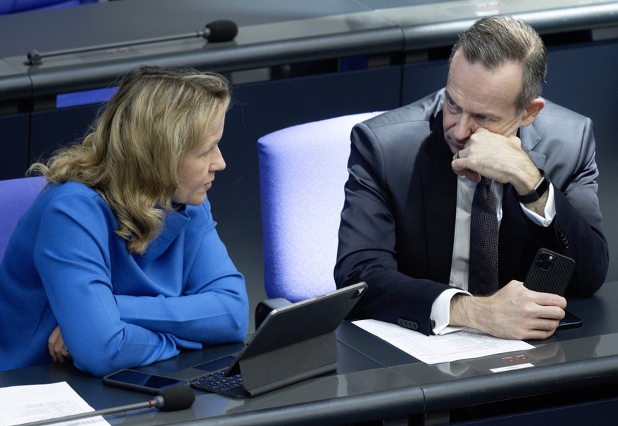 Bundesumweltministerin Steffi LEMKE B90/Die Gruenen und Bundesverkehrsminister Volker WISSING , FDP , im Bundestag , 20.10.2022 Steffi LEMKE B90/Die Gruenen and Volker WISSING , FDP , in Bundestag Par ...