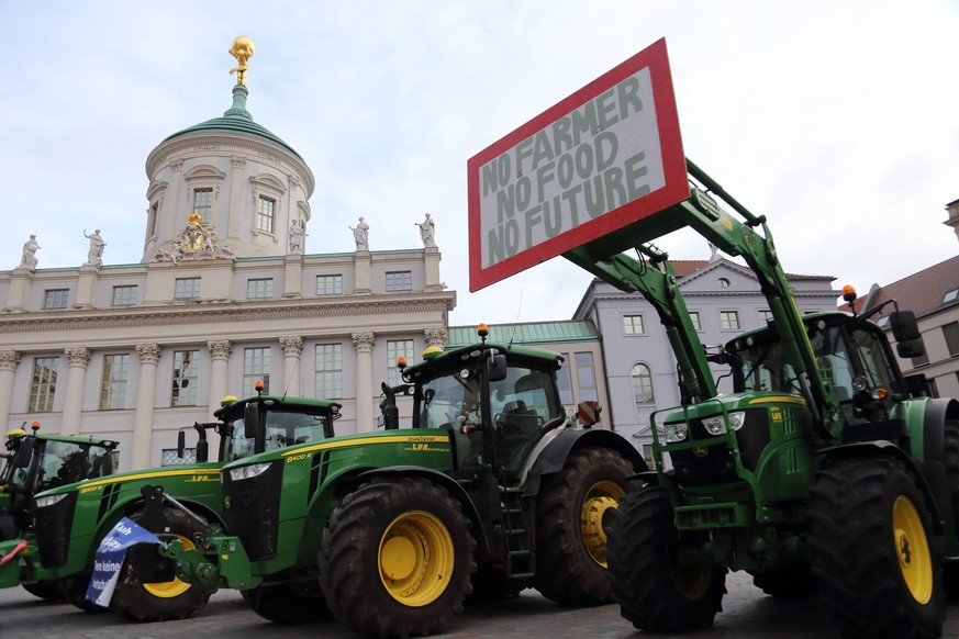 News Bilder des Tages Traktor mit Schild No Farmer No Food No Future auf dem Alten Markt während einer Demonstration von Brandenburger Landwirten gegen die aktuelle Agrarpolitik, Potsdam, 18. November ...