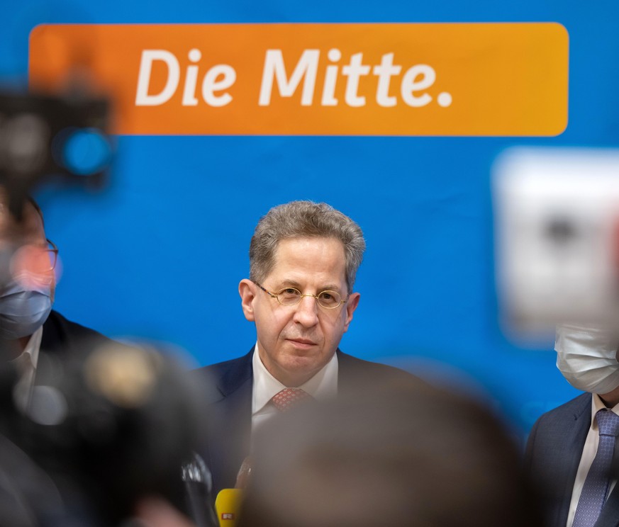 30.04.2021, Thüringen, Suhl: Hans-Georg Maaßen (M, CDU) gewinnt in der Wahlkreisvertreterversammlung der CDU-Kreisverbände in Südthüringen die Abstimmung und gibt anschließend ein Interview. Bei der V ...