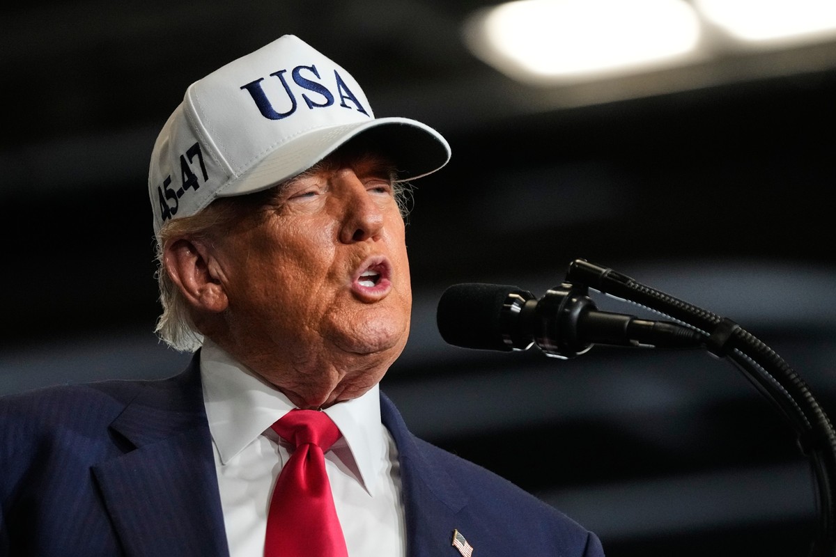 President Donald Trump speaks to members of the military aboard the USS George Washington, an aircraft carrier docked at an American naval base, in Yokosuka, Tuesday, Oct. 28, 2025. (AP Photo/Mark Sch ...