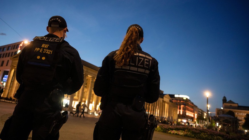21.06.2020, Baden-Württemberg, Stuttgart: Einsatzkräfte der Polizei stehen am Abend nach den Ausschreitungen in der Nacht auf dem Schlossplatz. Bei Auseinandersetzungen mit der Polizei hatten dutzende ...