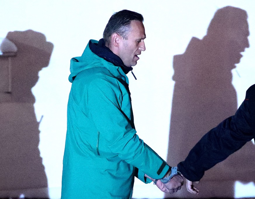 Alexej Nawalny, Oppositionspolitiker und Kremlkritiker, wird von einem Polizeibeamten vor der 2. Abteilung der Direktion des russischen Innenministeriums von Chimki eskortiert. In einem umstrittenen Eilverfahren in einer russischen Polizeistation hat ein Gericht den Kremlgegner Nawalny nach seiner Rückkehr aus Deutschland zu 30 Tagen Haft verurteilt.
