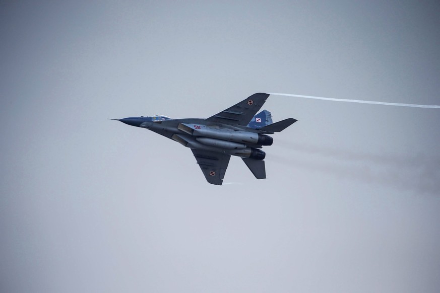 ARCHIV - 25.08.2013, Polen, Radom: Ein MiG-29-Kampfjet der polnischen Luftwaffe fliegt bei einer Luftfahrt-Schau. Polen hat bei der Bundesregierung die Zustimmung f