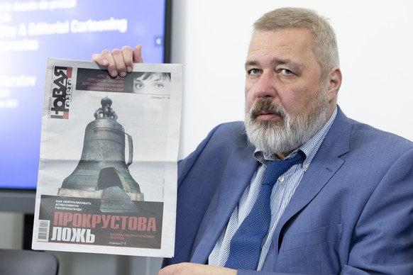 Dmitri Muratow, Chefredakteur der "Nowaja Gaseta" zeigt den letzten Druck seiner Zeitung vom 28. März 2022.