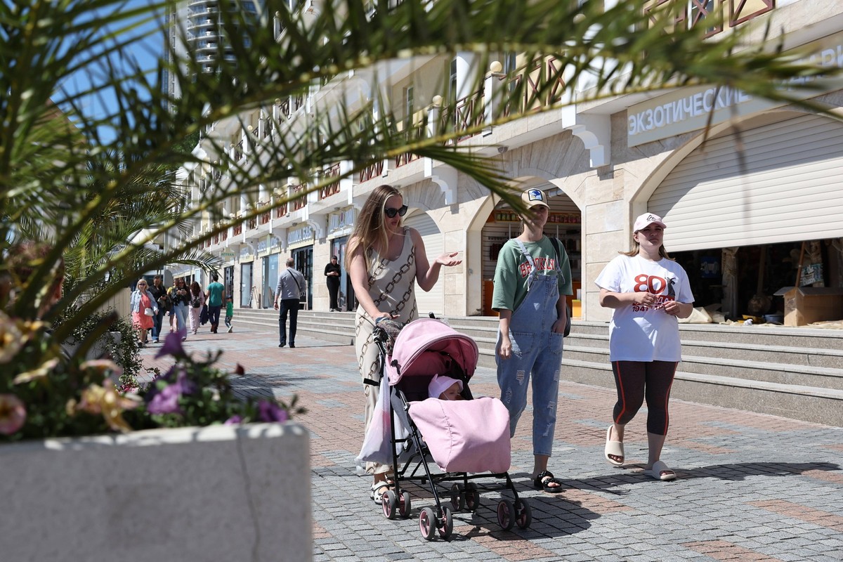 RUSSIA, SOCHI - MAY 16, 2025: People walk by the Black Sea. Dmitry Feoktistov/TASS PUBLICATIONxINxGERxAUTxONLY 80696652