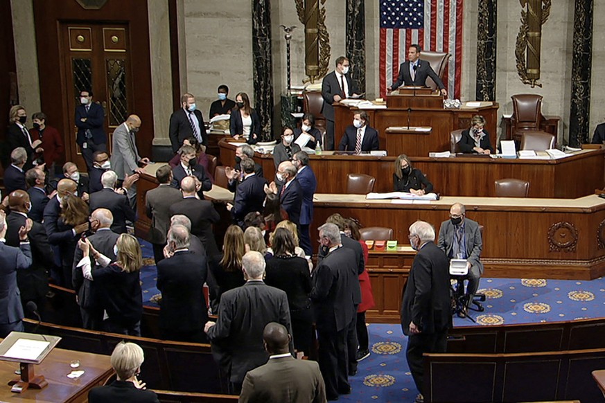06.11.2021, USA, Washington: In diesem Bild von House Television feiern Demokraten am sp