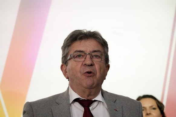 12.06.2022, Frankreich, Paris: Jean-Luc Melenchon, Kandidat der Linken, h�lt nach der ersten Runde der Parlamentswahlen eine Rede in seinem Wahlkampfzentrum. Frankreichs wiedergew�hlter Pr�sident Macr ...