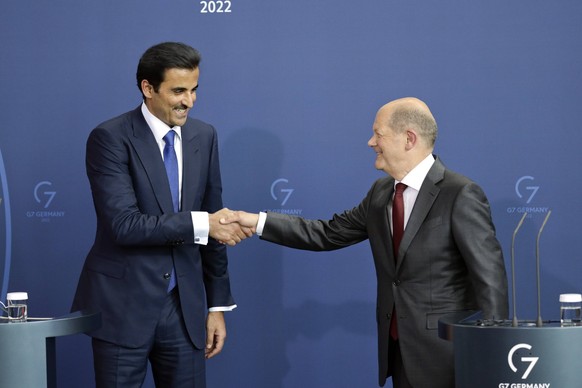 20.05.2022, Berlin, Deutschland - Presseunterrichtung des Bundeskanzlers und des Emirs von Katar, Tamim bin Hamad al Thani, nach dem gemeinsamen Gespraech, im Bundeskanzleramt in Berlin. Foto: v.r. Bu ...