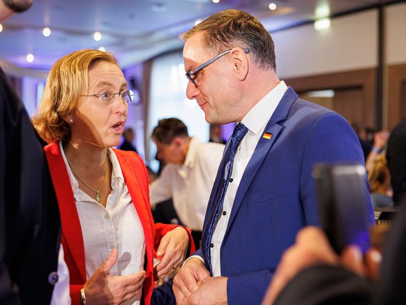 09.10.2022, Niedersachsen, Region Hannover: Beatrix von Storch (l, AfD), Mitglied im Bundestag, im Gespräch mit Tino Chrupalla, Bundesvorsitzender der AfD, auf der AfD-Wahlparty zur Landtagswahl in Ni ...