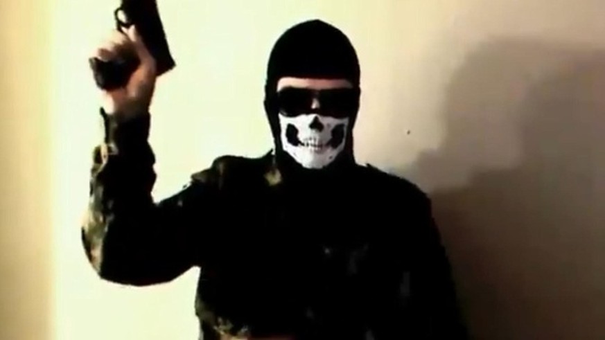 Ein Maskierter im Propaganda-Video der "Atomwaffen Division": Die rechte Gruppe droht mit Terror und Gewalt in Deutschland.