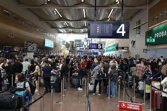An Flughäfen herrscht europaweit Chaos, besonders am Check-in brauchen Reisende oft viel Geduld.